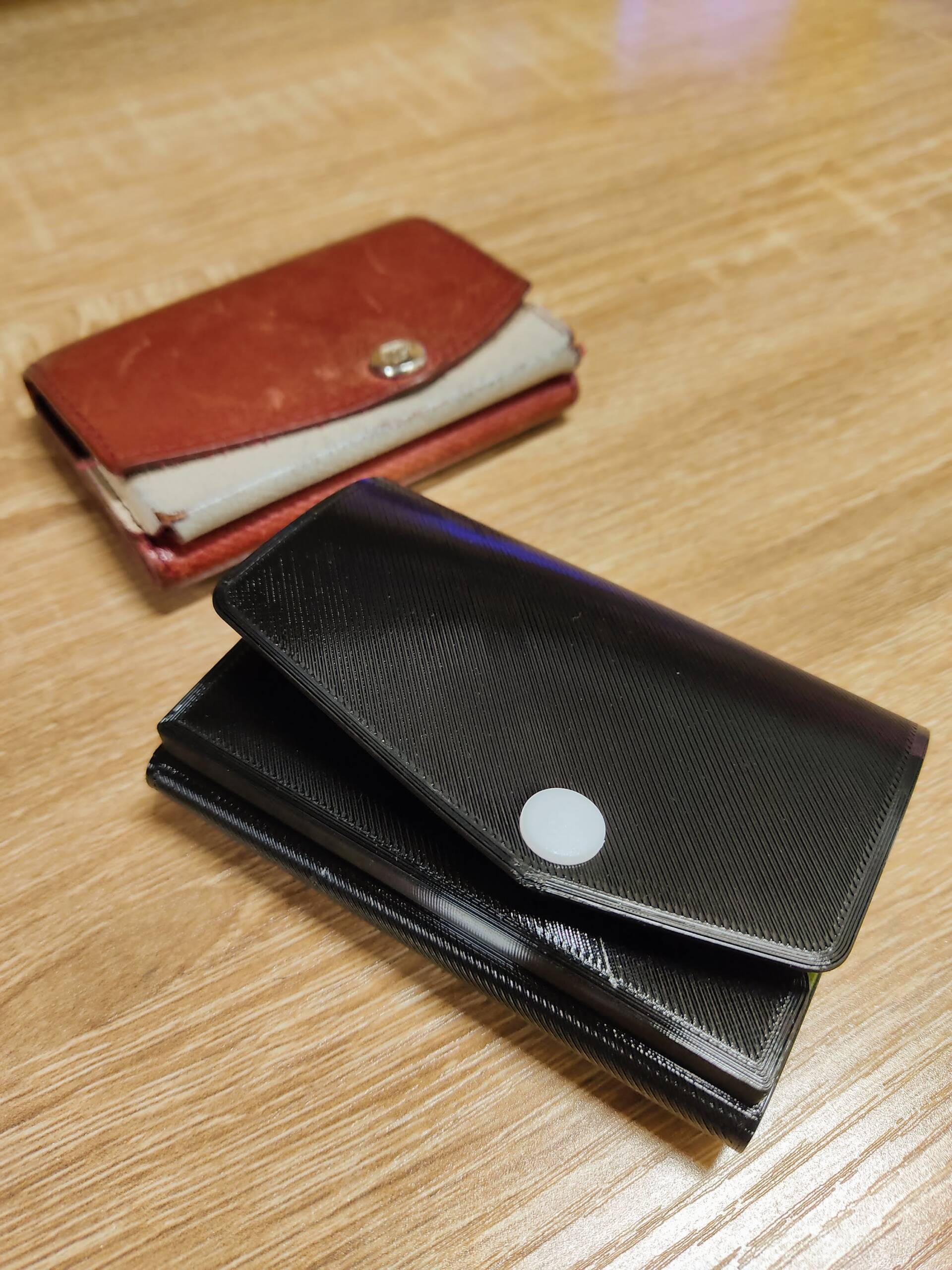 TPUで印刷した財布とアブラサスの小さい財布を並べた画像1