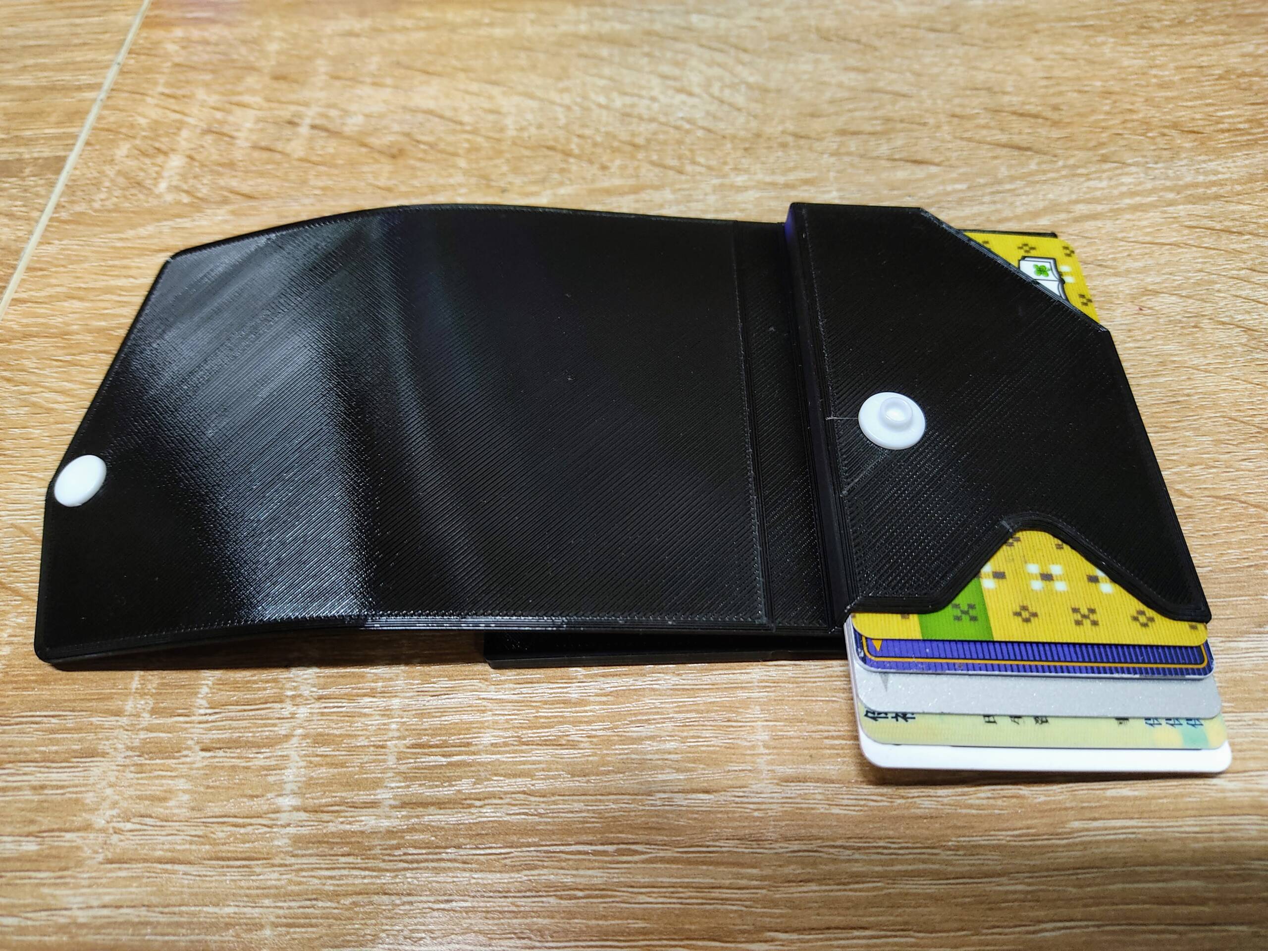 TPUで印刷した財布にカードを入れている画像